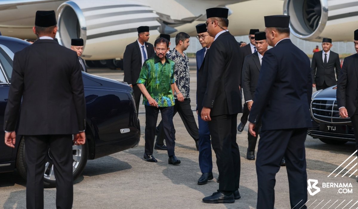 bernamadotcom's tweet photo. 𝐅𝐎𝐑𝐌𝐔𝐋𝐀 𝟏 𝐆𝐔𝐋𝐅 𝐀𝐈𝐑 𝐁𝐀𝐇𝐑𝐀𝐈𝐍 𝐆𝐑𝐀𝐍𝐃 𝐏𝐑𝐈𝐗 𝐃𝐈 𝐌𝐀𝐋𝐀𝐘𝐒𝐈𝐀 𝟐𝟎𝟐𝟔: 𝗦𝗨𝗟𝗧𝗔𝗡 𝗕𝗥𝗨𝗡𝗘𝗜 𝗧𝗜𝗕𝗔 𝗗𝗜 𝗠𝗔𝗟𝗔𝗬𝗦𝗜𝗔

#Selangor: Sultan Brunei Sultan Hassanal Bolkiah berangkat tiba di Malaysia hari ini bagi lawatan khas bersempena dengan Formula 1 Gulf Air Bahrain Grand Prix di Malaysia 2026 di Litar Antarabangsa Sepang (SIC), yang bermula semalam.

Pesawat khas yang membawa baginda bersama dengan delegasi Brunei termasuk Putera Abdul Mateen Bolkiah selamat mendarat di Pangkalan Tentera Udara Diraja Malaysia di sini pada 4.28 petang dan disambut oleh Tunku Temenggong Johor Tunku Idris Iskandar Al-Haj Sultan Ibrahim serta Menteri Belia dan Sukan Dr Mohammed Taufiq Johari.

Baginda kemudian berkenan memeriksa kawalan kehormatan yang dibarisi dua pegawai dan 26 anggota pangkat-pangkat lain daripada Batalion Pertama Rejimen Askar Melayu Diraja diketuai Kapten Wan Amirul Syafiq Wan Zamri.

SIC dipilih sebagai  tuan rumah F1 GP Gulf Air Bahrain 2026 sekali gus menjadikan litar ikonik itu lokasi sementara bagi perlumbaan berprestij tersebut.

📸 FotoBernama

#BernamaNews
#GPBahrain
#F1
