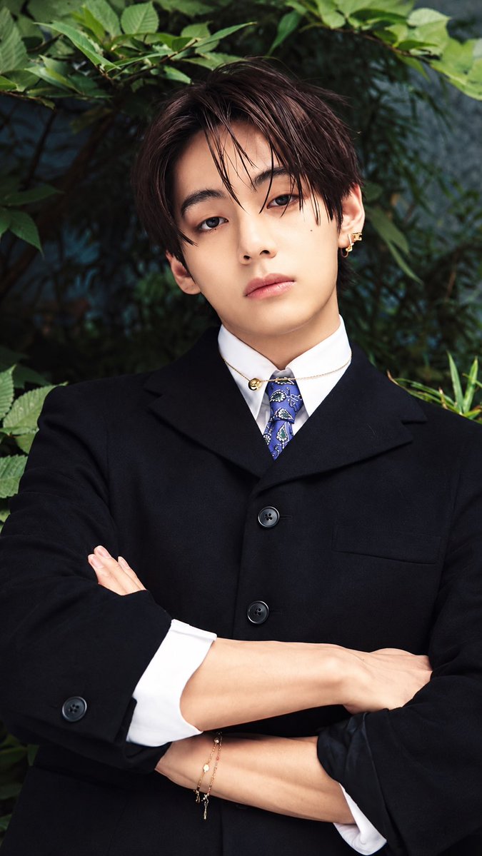 camilletsai's tweet photo. 喜歡這系列，只請GPT提高畫質、調整尺寸，其他什麼都不許動🤣

TAEHYUNG FOR CELINE | Été 2027

TAEHYUNG X CELINE 
Été 2027 show
#CelineEte2027 
#VxCELINE #BTS https://t.co/z7XaJCuV1x