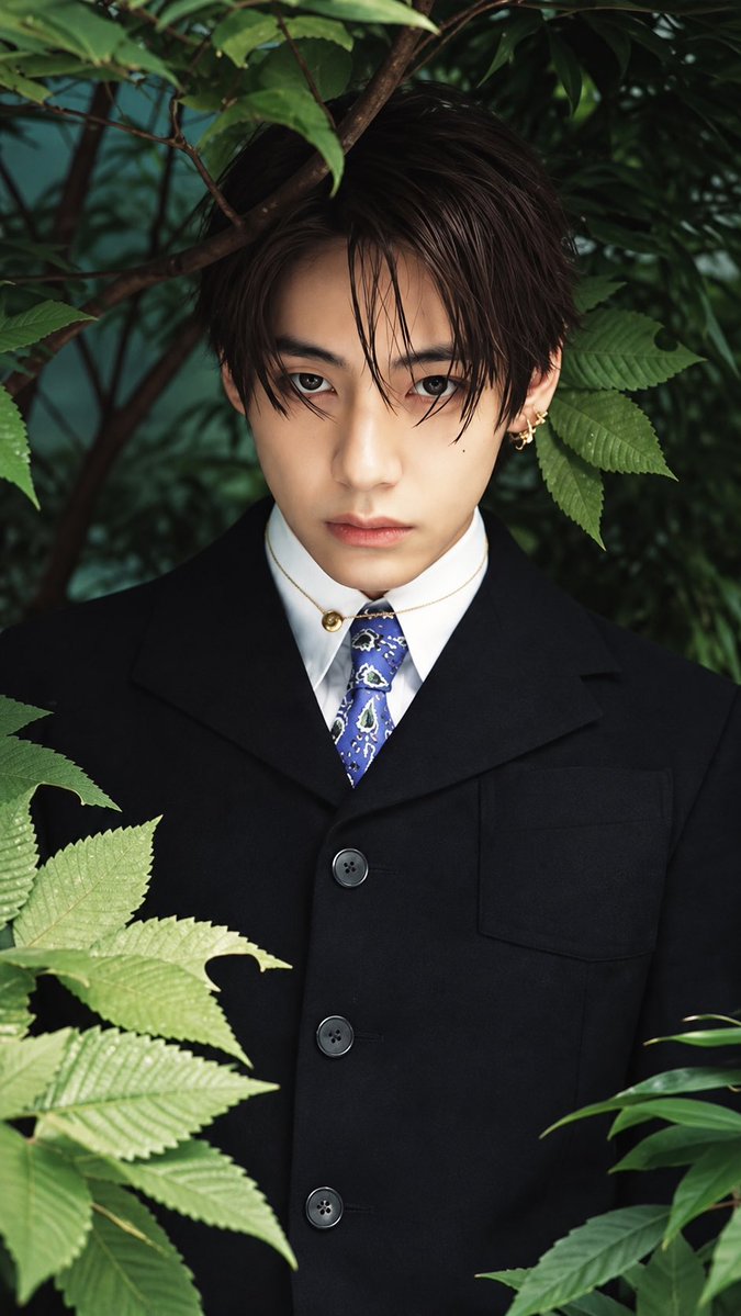 camilletsai's tweet photo. 喜歡這系列，只請GPT提高畫質、調整尺寸，其他什麼都不許動🤣

TAEHYUNG FOR CELINE | Été 2027

TAEHYUNG X CELINE 
Été 2027 show
#CelineEte2027 
#VxCELINE #BTS https://t.co/z7XaJCuV1x