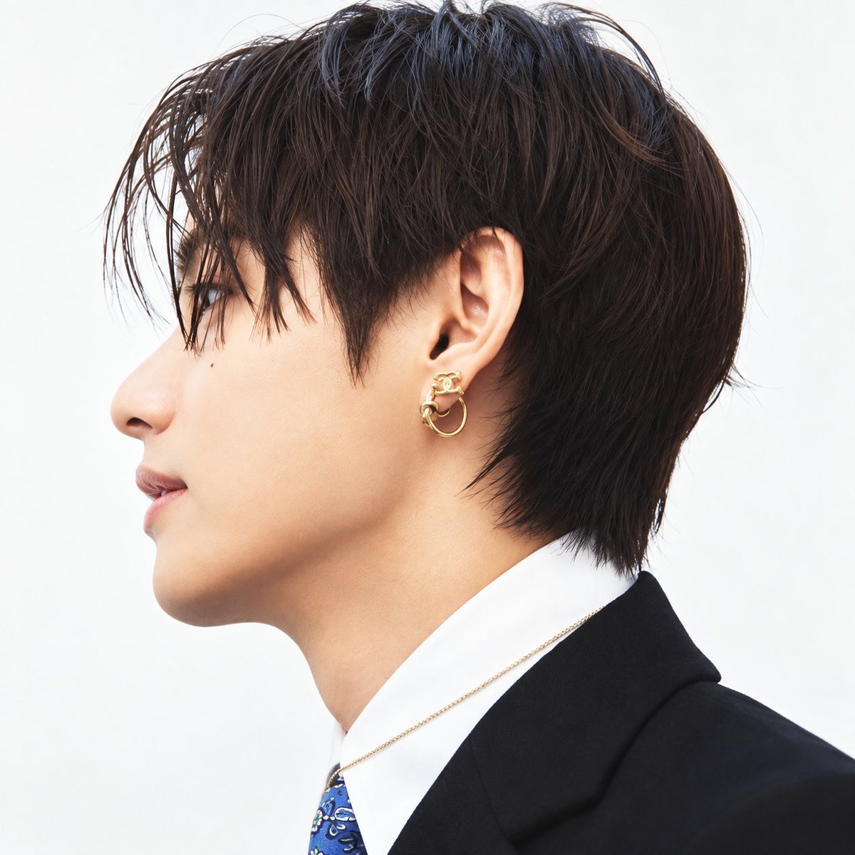 camilletsai's tweet photo. 喜歡這系列，只請GPT提高畫質、調整尺寸，其他什麼都不許動🤣

TAEHYUNG FOR CELINE | Été 2027

TAEHYUNG X CELINE 
Été 2027 show
#CelineEte2027 
#VxCELINE #BTS https://t.co/z7XaJCuV1x