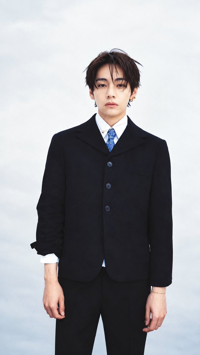 camilletsai's tweet photo. 喜歡這系列，只請GPT提高畫質、調整尺寸，其他什麼都不許動🤣

TAEHYUNG FOR CELINE | Été 2027

TAEHYUNG X CELINE 
Été 2027 show
#CelineEte2027 
#VxCELINE #BTS https://t.co/z7XaJCuV1x