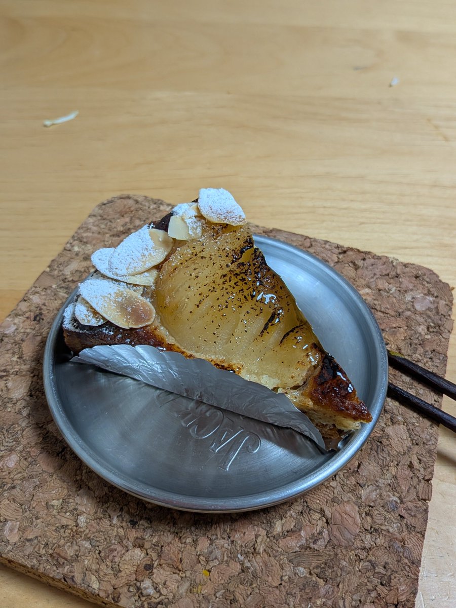 sakamo1002's tweet photo. 妻と子ども達は、友達家族と外食。1人 #夜ごはん マグロアラからとった刺身、シイラのハラミ炙り（1週間、塩出水抜き）、焼き野菜。JAの直売所でアスパラ買えた。デザートは、タルトで誕生日をお祝い。#料理 #料理記録 #ごはん記録 https://t.co/ptuHAMWb99