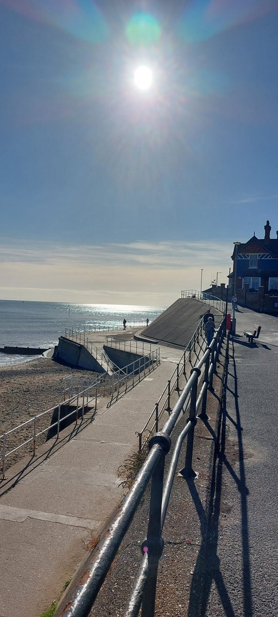 ENGLISHFUTURES's tweet photo. Stunning sunny morning for #Hornsea. A clear 10 on the Jeff Lynne scale. #Yorkshire #EastRiding #England @BBCLookNorth @BBCEngland @BBCWthrWatchers @bbcweather https://t.co/bXzJGhVkXt