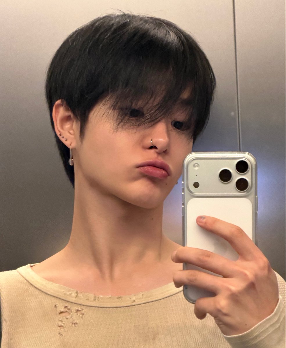 dosukhoon's tweet photo. jihoon is so pretty he needs to be kissed all over his face https://t.co/JvSQfuZFB3