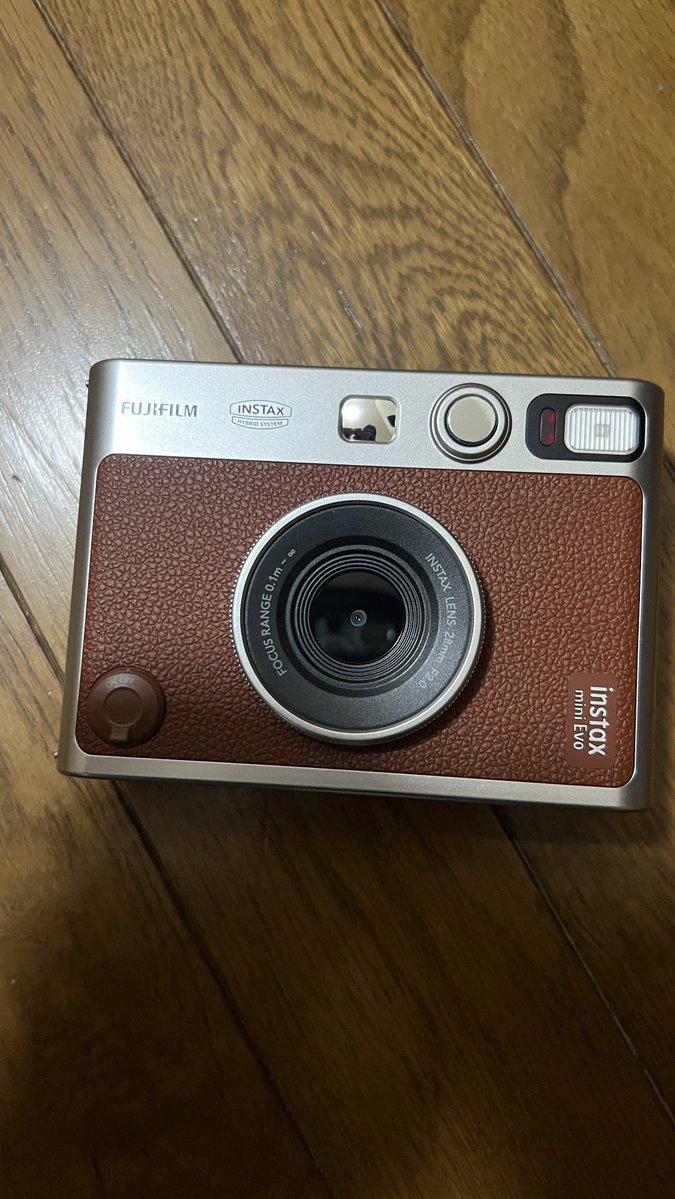 51maxcheers's tweet photo. FUJIFILM
instax mini Evo
ブラウンが可愛い😍めっちゃ気に入ってとりあえずナデナデしちゃう笑
カメラケースは非純正⚠️カメラケースもフィルムもアルバムも本当に売ってない😭#FUJIFILM #instaxminiEvo https://t.co/3QSOPhmgD1