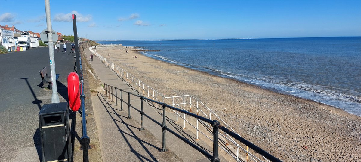 ENGLISHFUTURES's tweet photo. Stunning sunny morning for #Hornsea. A clear 10 on the Jeff Lynne scale. #Yorkshire #EastRiding #England @BBCLookNorth @BBCEngland @BBCWthrWatchers @bbcweather https://t.co/bXzJGhVkXt