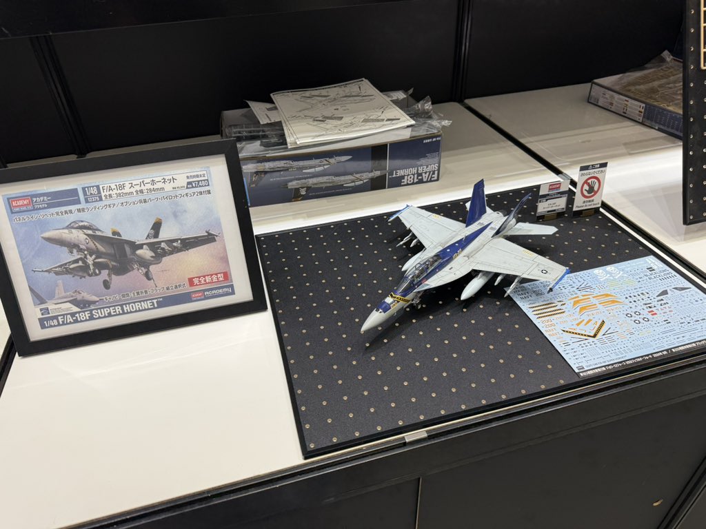 KTGonly01's tweet photo. 発売が楽しみな完全新金型のアカデミーF/A-18Fスーパーホーネット
付属する武装には話題のあれも付くとか？ https://t.co/v82PYlUv5h