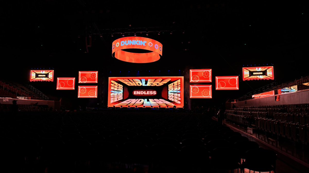 dunkinph's tweet photo. A night of ENDLESS love for ENHYPEN is about to begin in a few 🧡✨ #DunkinPH_ENDLESS #ENDLESSFunMeet #ENHYPEN https://t.co/KV1Xs0qURp