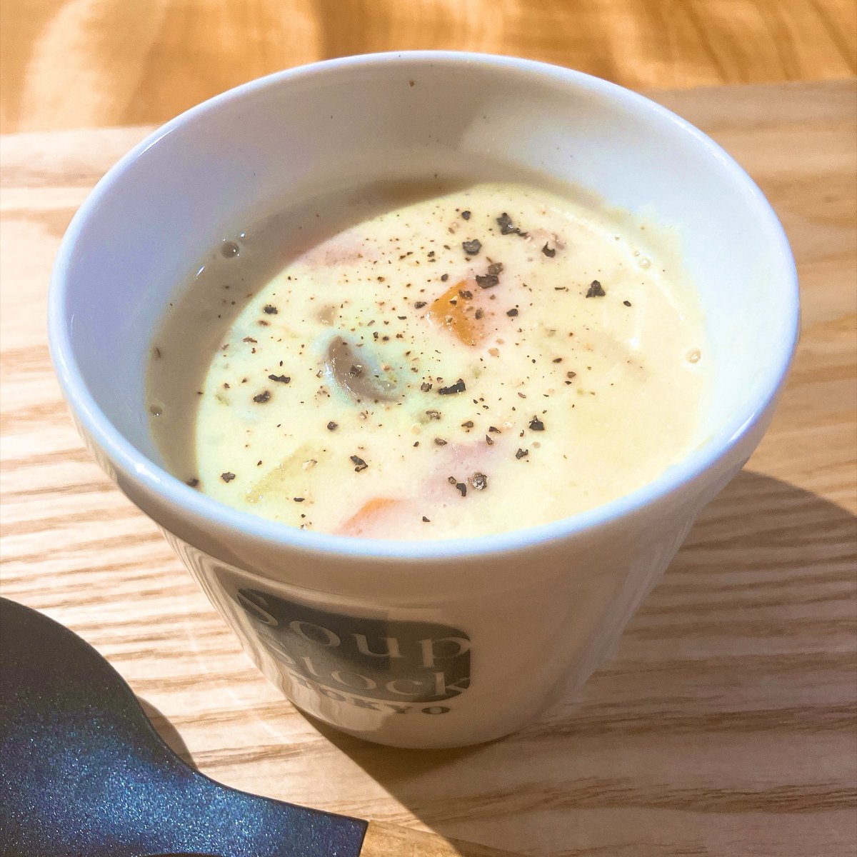JETnoco's tweet photo. 小麦粉で少しとろみをつけたが、
まーーじーーでコストコのクラムチャウダー級のお味がご自宅で😳

牛乳の奥から貝汁の旨みがぶわーっと押し寄せてくる‼️
コストコやキャンベルより汁サラサラなのでグビグビ飲んじゃう🤤

旨すぎこの冬へビリピ確定👍
小袋のクラッカーよこせ早く‼️ https://t.co/pUOz5spP2T