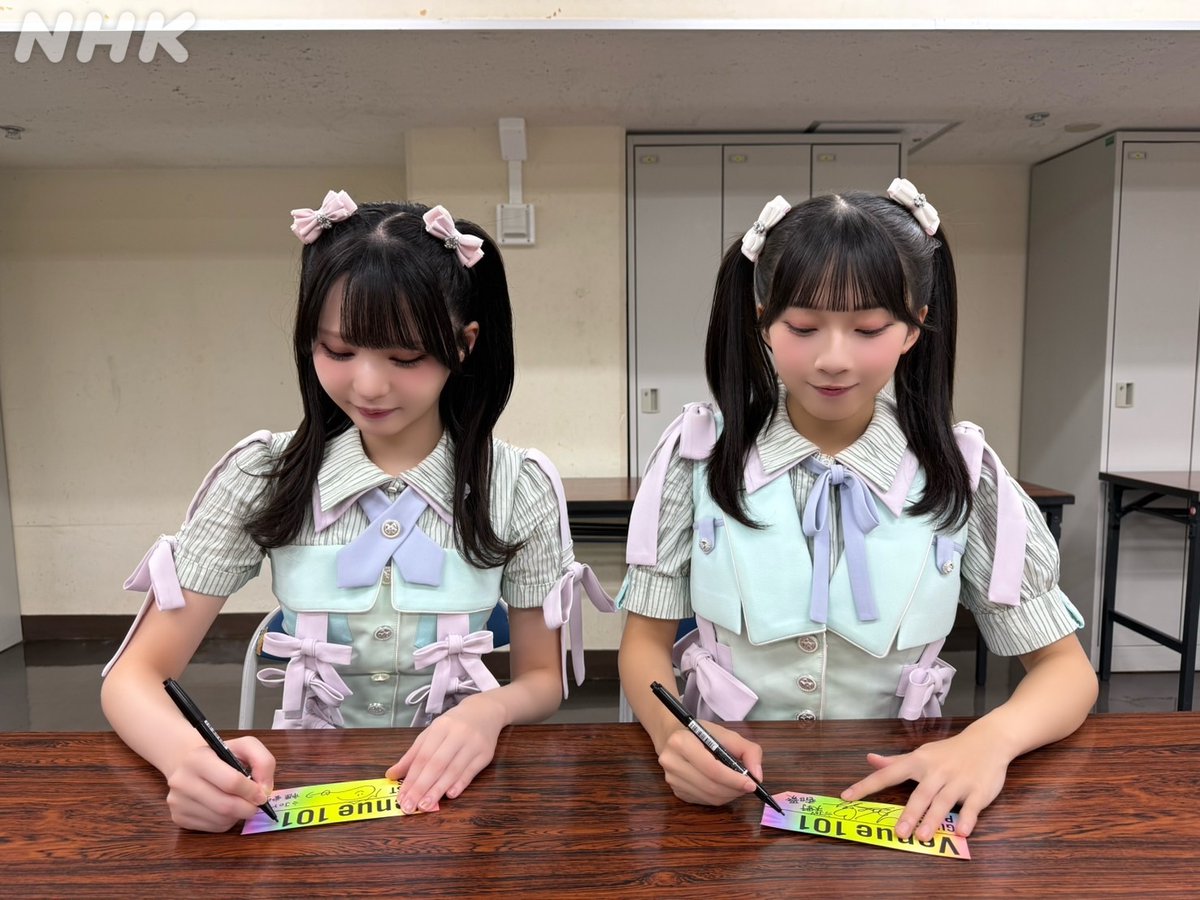 nhk_venue101's tweet photo. 📣このあと23:00~ 
#Venue101EXTRA WEEK2放送📡

配信はこちらから👇
https://t.co/urNvCs1zm6

👑≒JOY（#ニアジョイ）👑

番組パスにサインをいただきました📸 https://t.co/hfMzz7VOl8