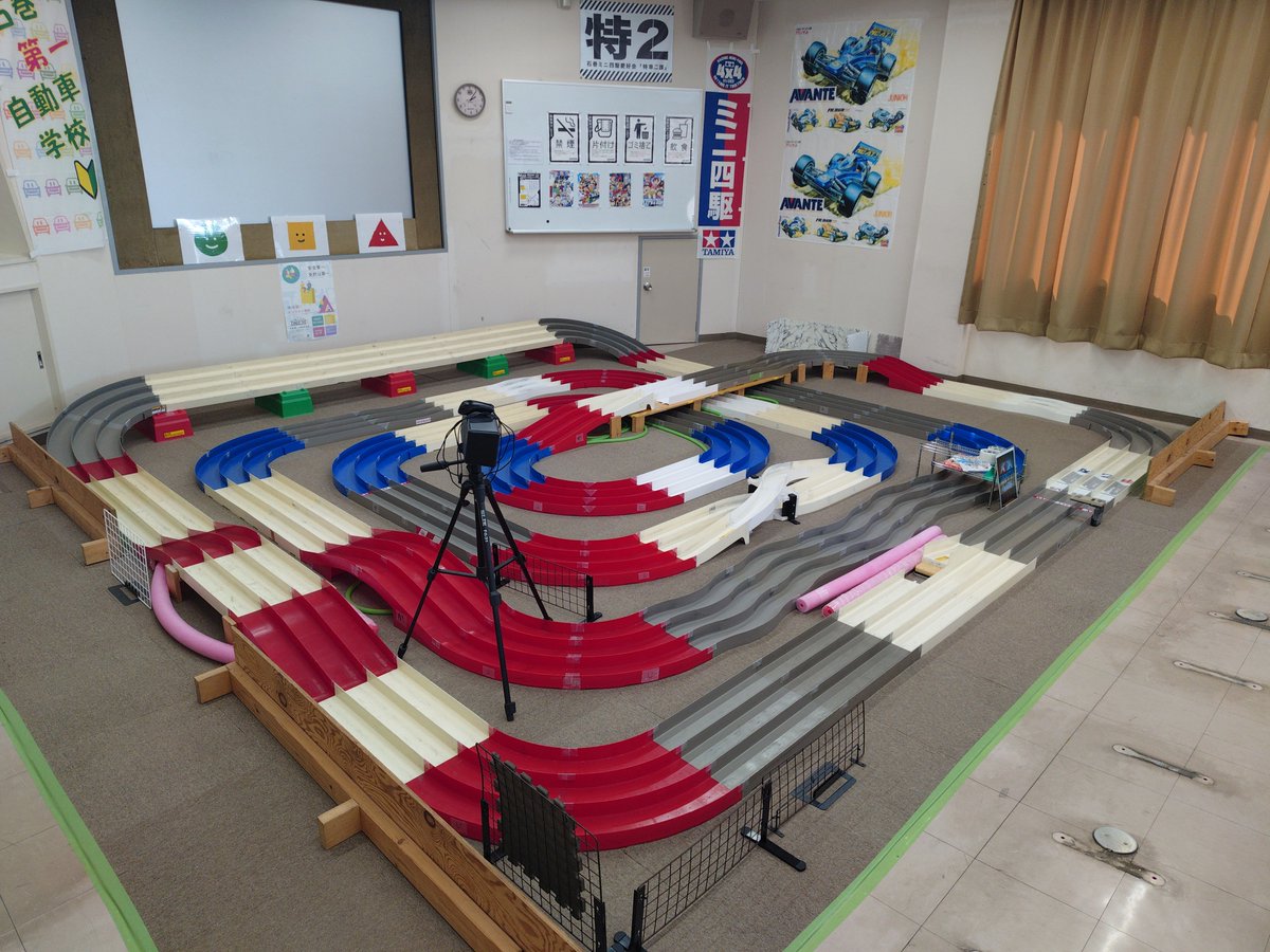 FastestThe's tweet photo. ミニ四駆

石巻特2第一サーキット

午前中にレイアウト変更のお手伝いをさせていただきました。😀とりあえず写真だけで未走行！

#ミニ四駆
#石巻第一自動車学校
#特車2課 https://t.co/qsbuMX5JHo