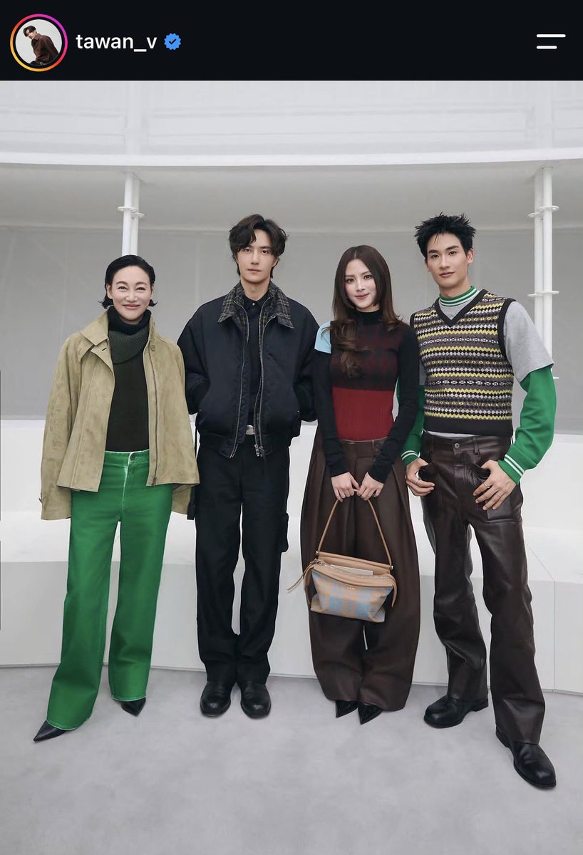 PakcheeforWYB's tweet photo. ใบเฟิร์นกับเตมาลงรูปงาน Loewe แล้ว มีรูปที่ถ่ายกับอี้ป๋อด้วย สวยหล่อทุกคนในเฟรมเลยค้าบบบบบ ✨

WANG YIBO AT LOEWESS27
#WangYibo
#ParisFashionWeek
#LoeweSS27
#LOEWE
#WangYiboPFWSS27xLoewe https://t.co/lBa8HQHbJZ