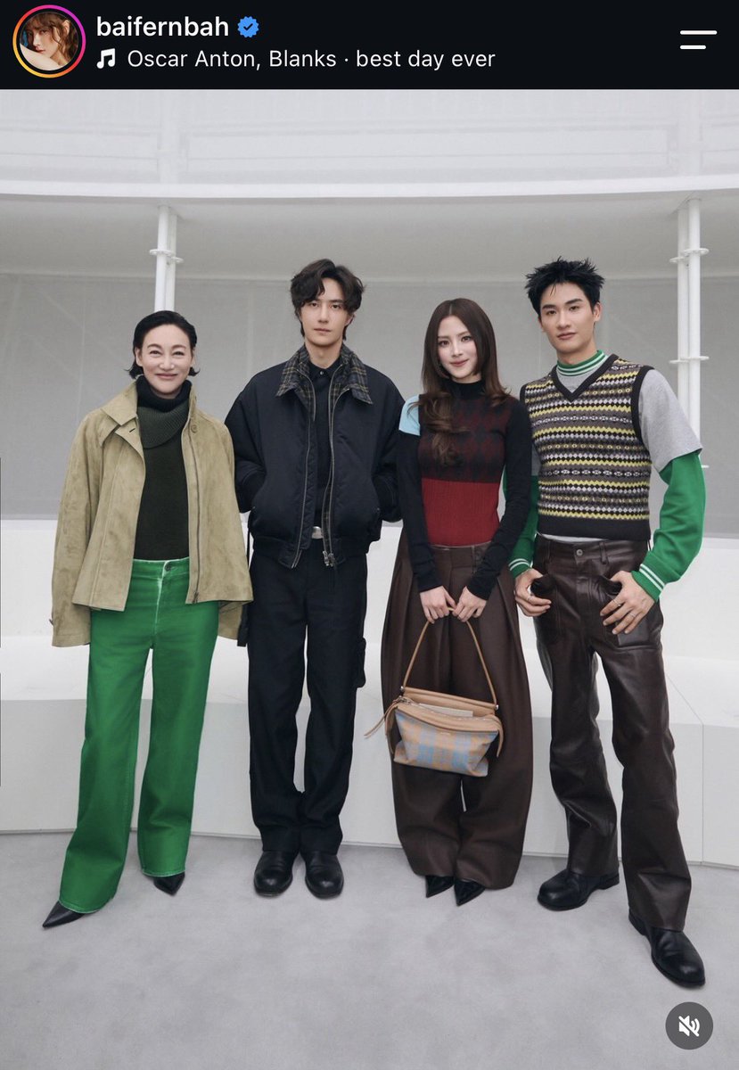 PakcheeforWYB's tweet photo. ใบเฟิร์นกับเตมาลงรูปงาน Loewe แล้ว มีรูปที่ถ่ายกับอี้ป๋อด้วย สวยหล่อทุกคนในเฟรมเลยค้าบบบบบ ✨

WANG YIBO AT LOEWESS27
#WangYibo
#ParisFashionWeek
#LoeweSS27
#LOEWE
#WangYiboPFWSS27xLoewe https://t.co/lBa8HQHbJZ