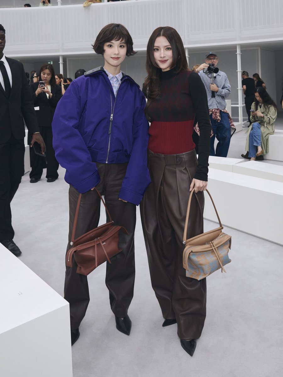 mintmag_th's tweet photo. เฟรมเริ่ดไม่หยุด! ชมอีก���มเมนต์ของ ‘เต-ใบเฟิร์น’ พบกับ ‘Song Kang - Chen Duling - Kim Hee ae’ ภายในงานแฟชั่นโชว์ LOEWE คอลเล็กชั่น Spring/Summer 2027 ที่จัดขึ้นเมื่อวานที่ผ่านมา ณ กรุงปารีส ฝรั่งเศส 💚

#LOEWExTaytawan 
#LOEWEXBaifern 
#LOEWE 
#MintNews https://t.co/Al9yhpFL4s