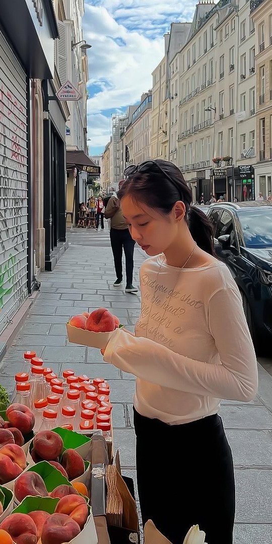 jenuie's tweet photo. Parisian strolls and peaches.🍑 https://t.co/KhUHzQf1Yy