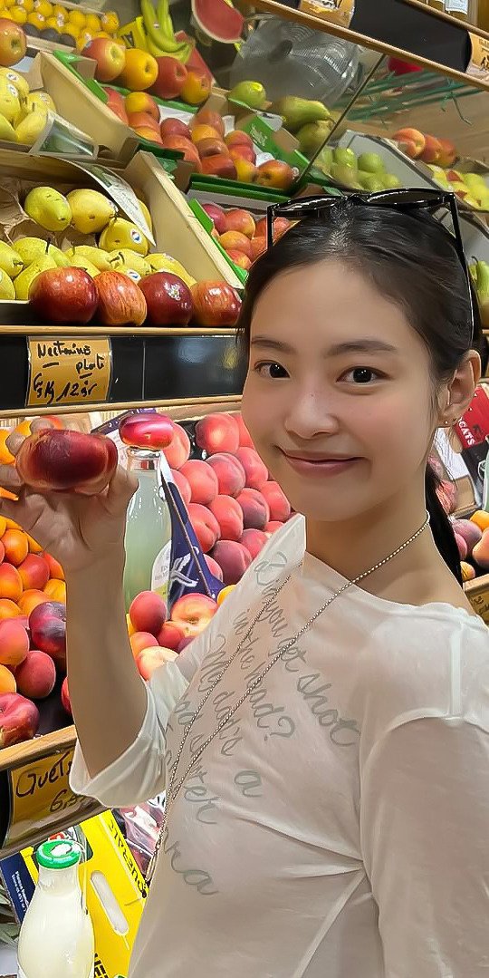 jenuie's tweet photo. Parisian strolls and peaches.🍑 https://t.co/KhUHzQf1Yy