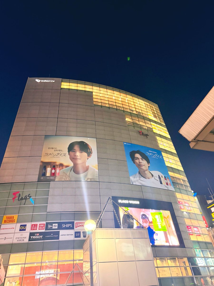 fuuuru_'s tweet photo. 階段登ってたら視線を感じでふと見たらラボン北斗くんだった‼️
南口あたりにも掲出されていて最高。（今度通ったらちゃんと撮ろ） https://t.co/s36zEtBi8f