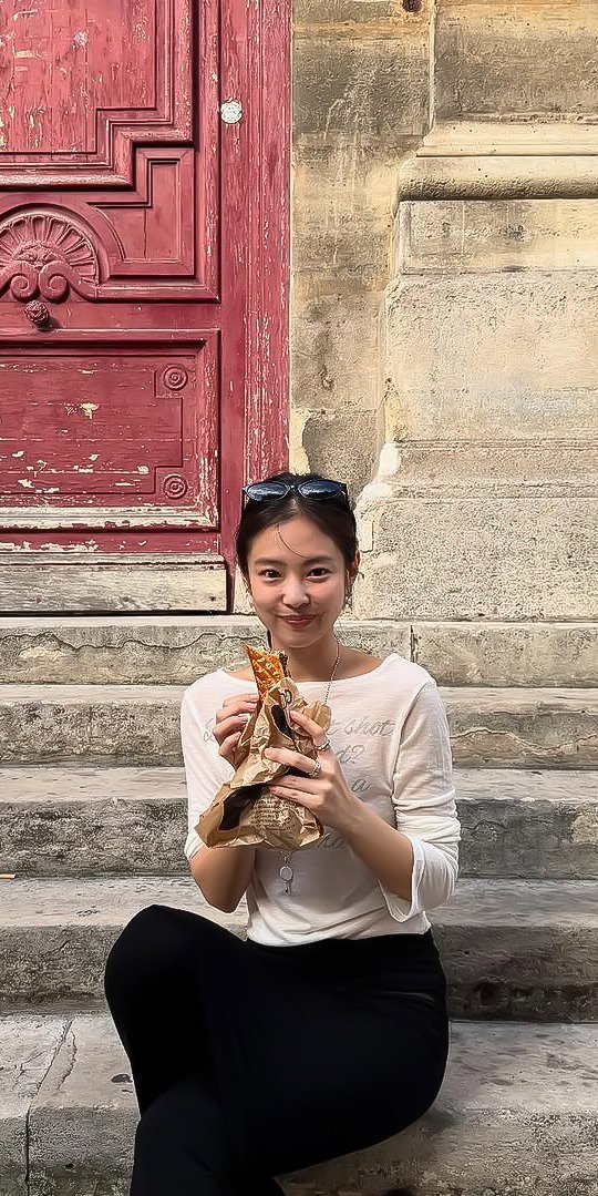 jenuie's tweet photo. Parisian strolls and peaches.🍑 https://t.co/KhUHzQf1Yy