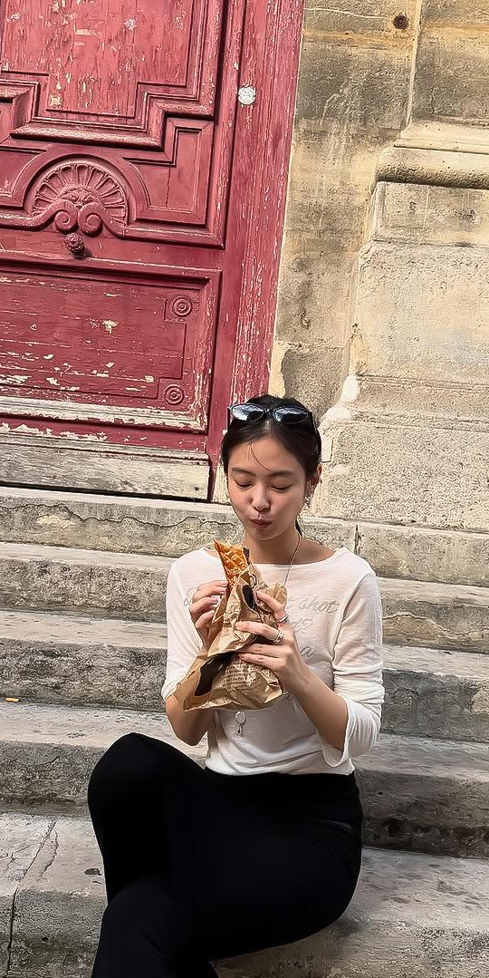 jenuie's tweet photo. Parisian strolls and peaches.🍑 https://t.co/KhUHzQf1Yy