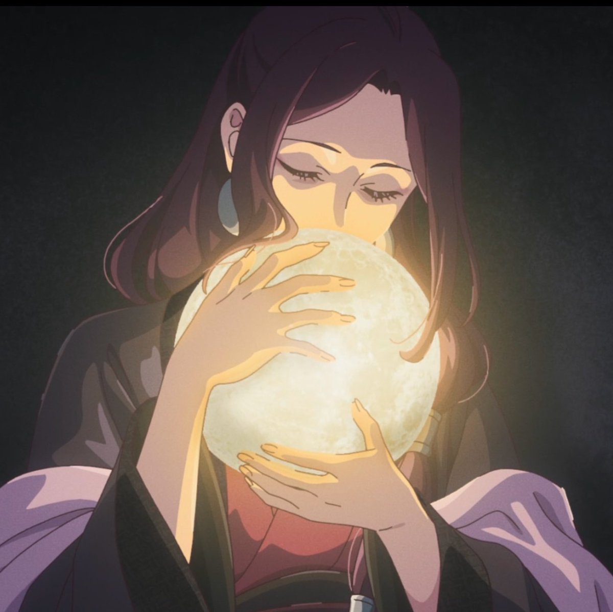soliloquyraven's tweet photo. La cicatriz de Jinshi está justo en el lado de la cara hacia el que Maomao extendió la mano en la 2 temporada.
Ella lo ve como alguien inalcanzable y, aun así, se atreve a tocar la imperfección de su «luna». Ah Duo lo abraza como una madre; Maomao lo acaricia como una amante. https://t.co/awkPh3w5NM