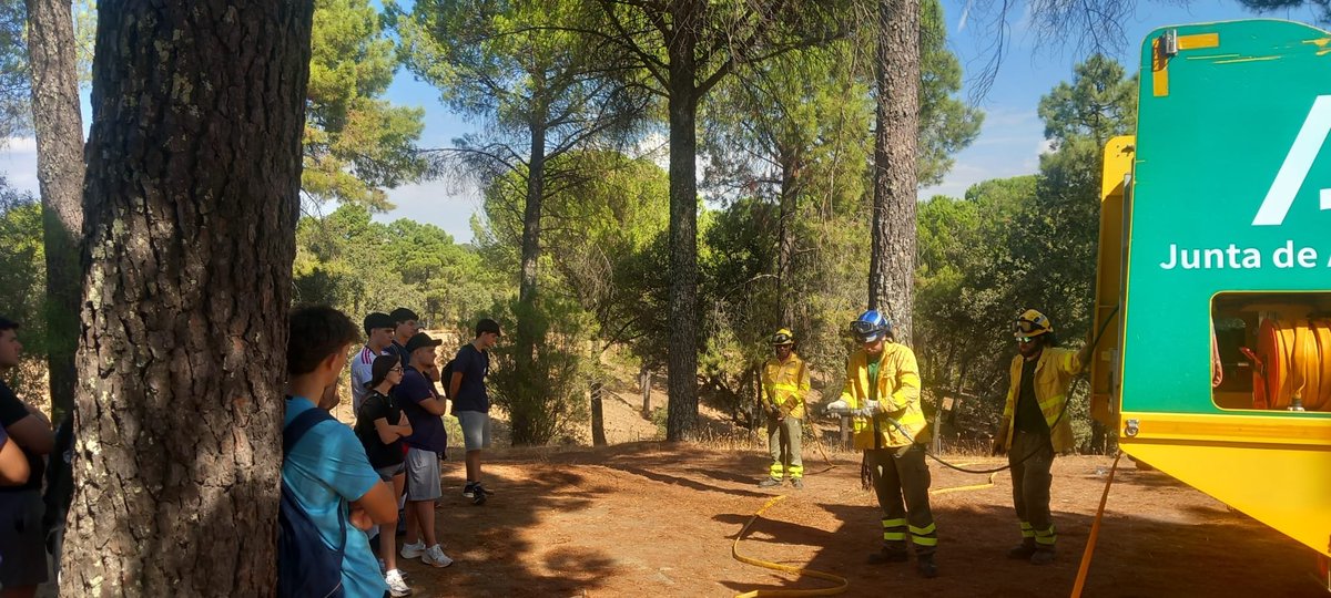 Plan_INFOCA's tweet photo. 📍 Ayer visitaron el COP de #Córdoba, un total de 30 alumnos y 2 profesores del Ciclo de Emergencias y Protección Civil del @GALILEOCORDOBA, para conocer el funcionamiento del dispositivo EMA Infoca.

🗣️ Sin duda, un soplo a aire fresco en nuestra base de Los Villares. 🧑‍🚒🚒🚁 https://t.co/DYfH1NiSOK
