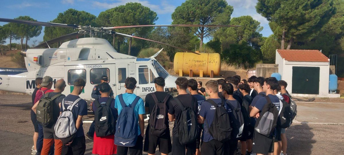 Plan_INFOCA's tweet photo. 📍 Ayer visitaron el COP de #Córdoba, un total de 30 alumnos y 2 profesores del Ciclo de Emergencias y Protección Civil del @GALILEOCORDOBA, para conocer el funcionamiento del dispositivo EMA Infoca.

🗣️ Sin duda, un soplo a aire fresco en nuestra base de Los Villares. 🧑‍🚒🚒🚁 https://t.co/DYfH1NiSOK