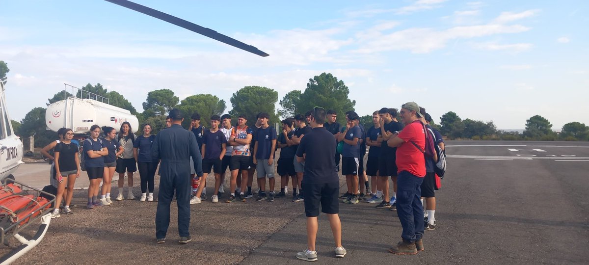 Plan_INFOCA's tweet photo. 📍 Ayer visitaron el COP de #Córdoba, un total de 30 alumnos y 2 profesores del Ciclo de Emergencias y Protección Civil del @GALILEOCORDOBA, para conocer el funcionamiento del dispositivo EMA Infoca.

🗣️ Sin duda, un soplo a aire fresco en nuestra base de Los Villares. 🧑‍🚒🚒🚁 https://t.co/DYfH1NiSOK