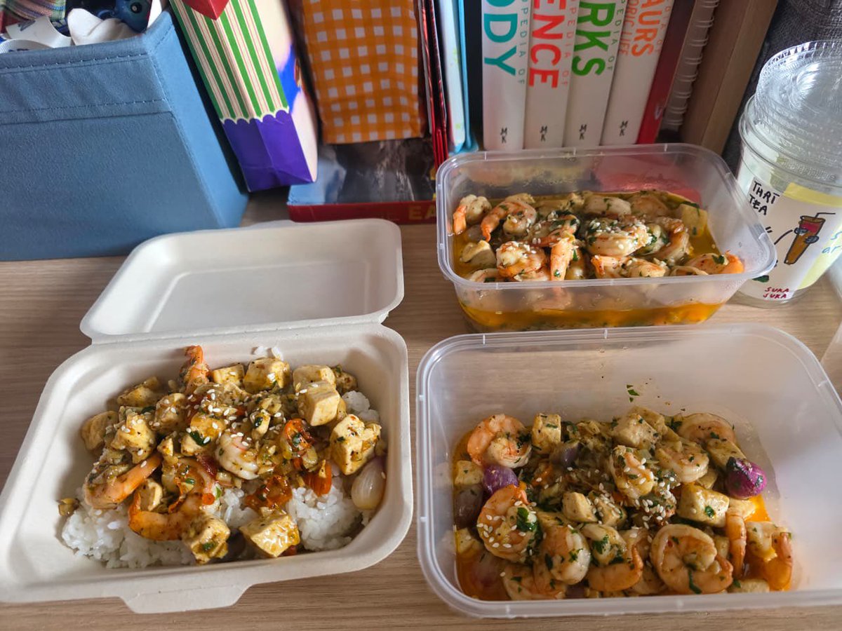 PROPAGAYNDER's tweet photo. haii temen temen🥹🥳 boleh bantu RT lagi?🥹 aku di SQ RES cilandak, lebak bulus dan bakal pindah di bekasi setelah tgl 19 oktober🥹 aku jualan garlic butter shrimp with tofu, thai tea dan mont blanc🥹  yukk ramein dagangan aku!! pengiriman by pickup gosend yah!🥹 https://t.co/yWOkgc0PjZ