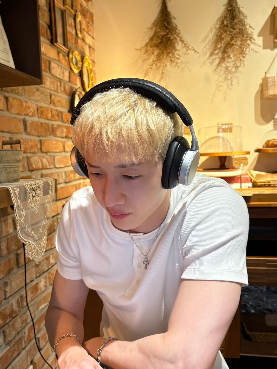 spearhyunnie2's tweet photo. chan instagram update: "BANG" https://t.co/paeTTfofnI