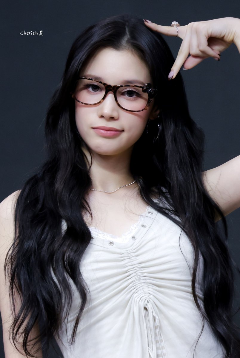 itsREVELLE's tweet photo. ⠀

Selanjutnya, giliran VELLIANS bertemu dengan Samantha. Dengan senyum hangat yang menghiasi wajahnya, Samantha menyambut para penggemar dengan ramah. Penampilannya kali ini pun tak kalah menawan dengan riasan yang kasual dan sederhana, dipadukan dengan rambut panjang yang dibiarkan tergerai bergelombang. Para penggemar pun dibuat terpukau melihat sisi Samantha yang terasa berbeda dari penampilannya saat berada di atas panggung.

⠀