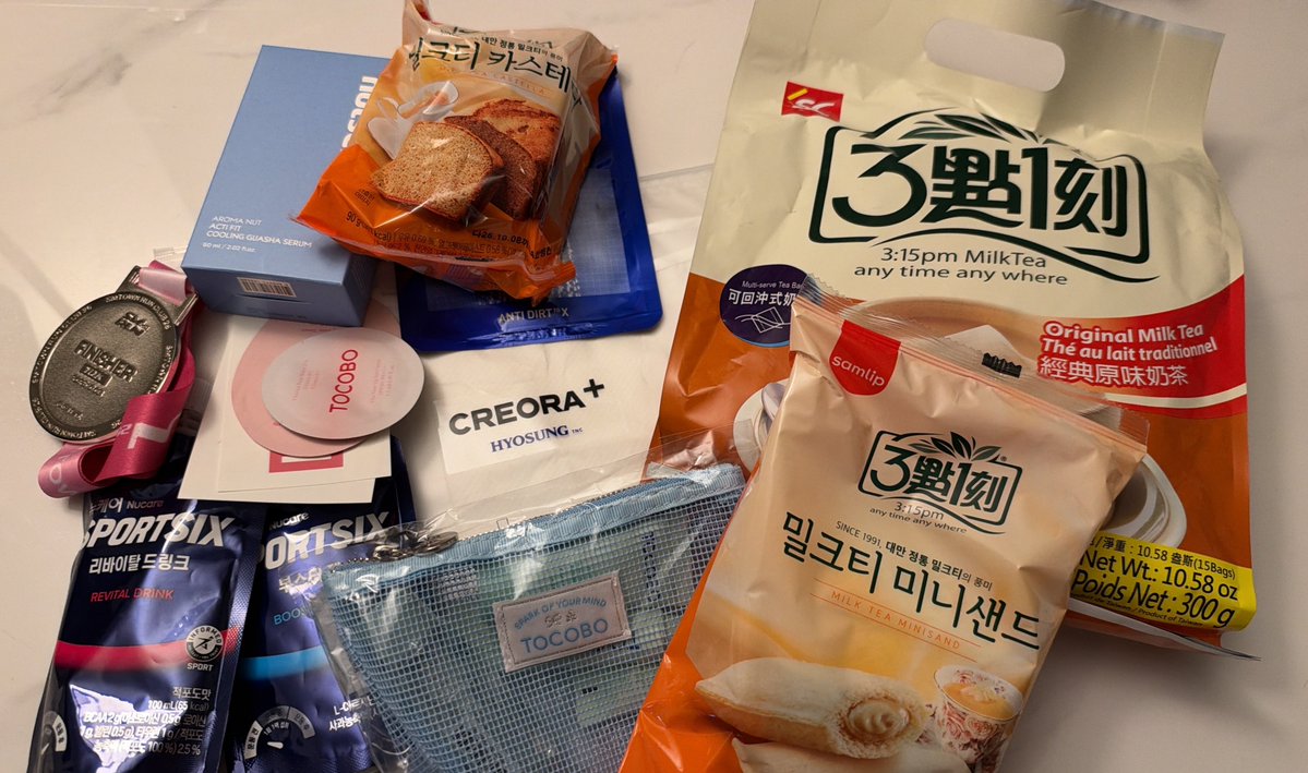 maeeeeng9's tweet photo. 슴런 내년에도 한다는데 추천합니다.
일단 본인은 진입장벽있는 스케 사랑함

바다보면서 뛰고있음 아티가 홧팅해주며 지나감. 본인이 뜀박질 자신있음 붙어서 내내뛰기도 가능. 
공연(난 안봄) 걷지않고 완주했다면 시야 좋은데 밤샘 안해도 드감

그리고 선물을 이만큼이나 줌
내 최애도 나왔으면 헿 https://t.co/TJcP1N5EgI