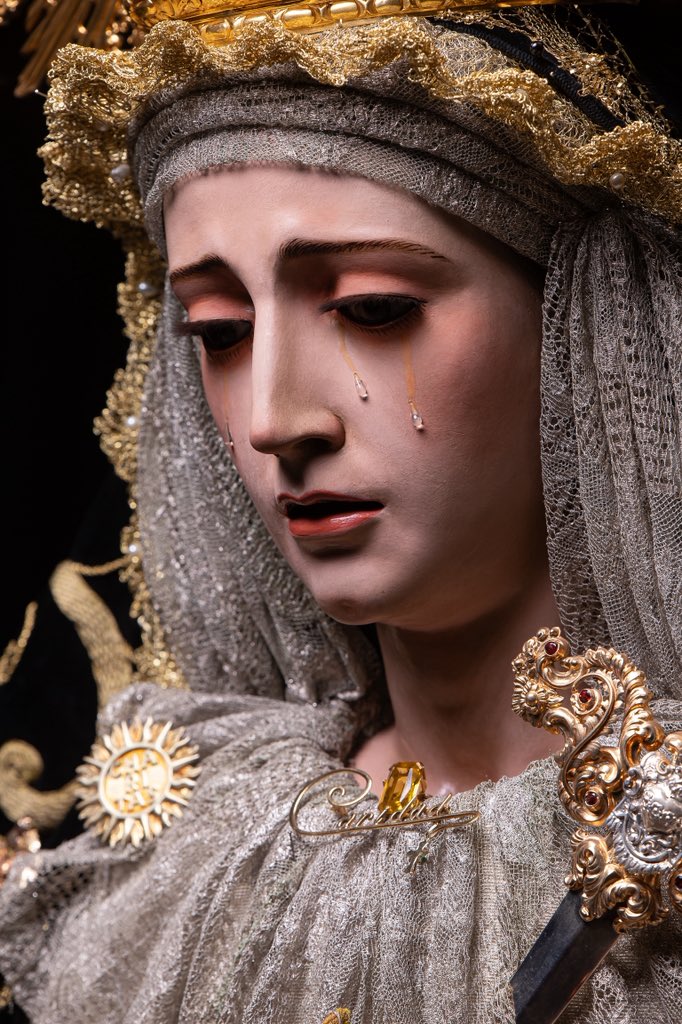 AmoryCaridad's tweet photo. 📿 Al inicio del mes de octubre, nos unimos al Santo Padre en el rezo del Rosario por la paz.

 «La paz existe, quiere habitar en nosotros, tiene el suave poder de iluminar y ensanchar la inteligencia, resiste a la violencia y la vence. La paz tiene el aliento de lo eterno»

#CofradíasMLG