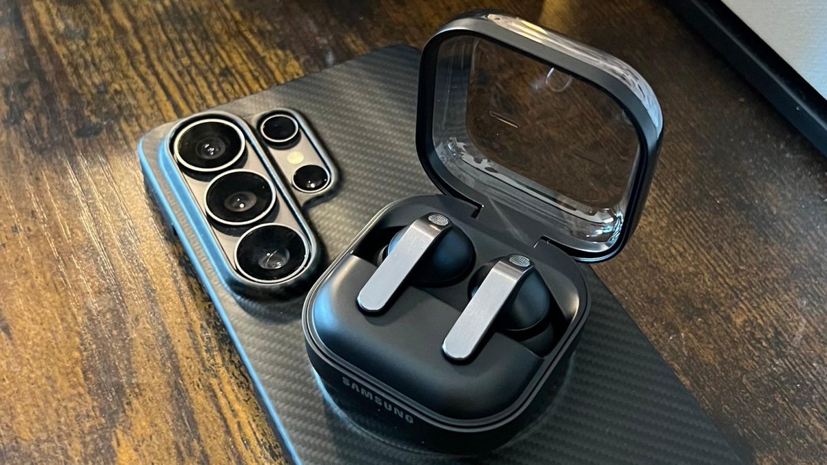 FrankOneDigital's tweet photo. My S26 Ultra and Earbuds Pro 4 looking pretty sexy in this @sammygurus article!

Thanks to @LisaJayneOne for the photo 🥳 https://t.co/DwRohi87go