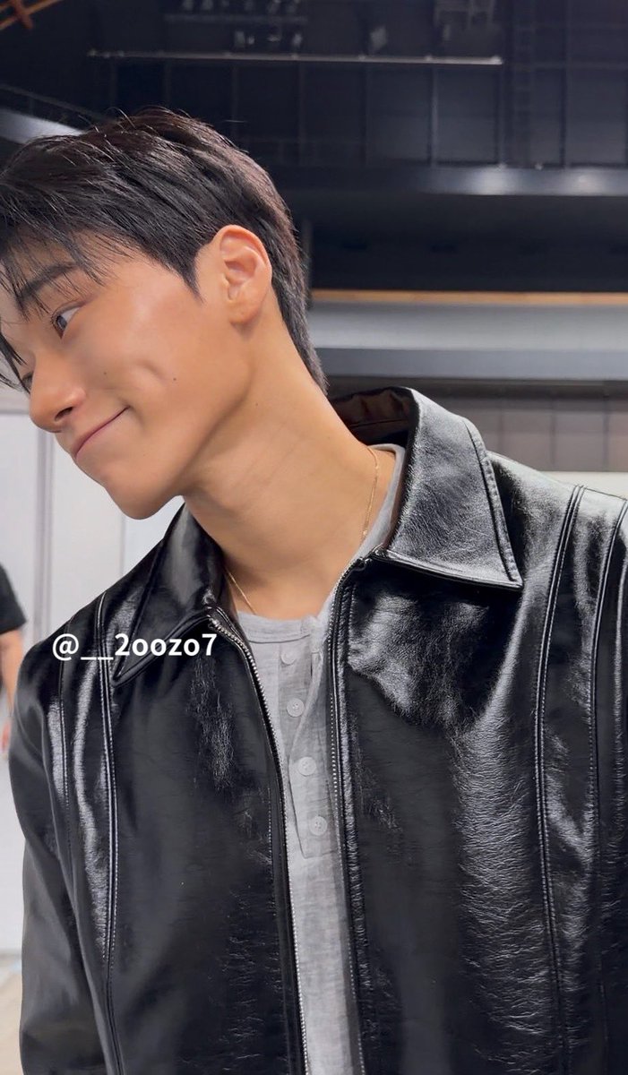 evrthrea's tweet photo. GAWDDDD!!!! he’s so handsome https://t.co/ZMGiGNkQu4
