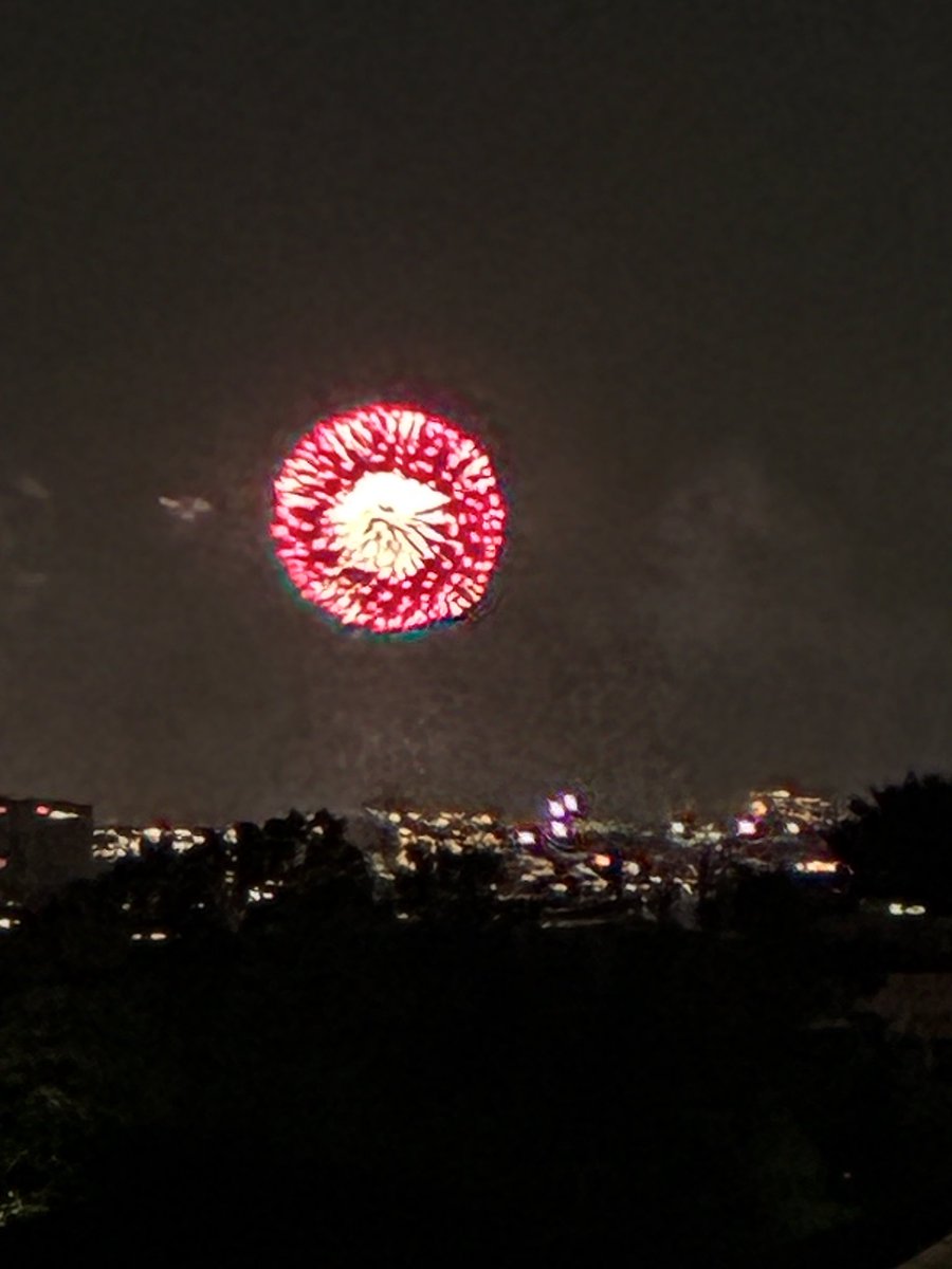 eri13coza's tweet photo. 花火🎇見えた^ - ^

多摩川 https://t.co/d9q35Z3JbN