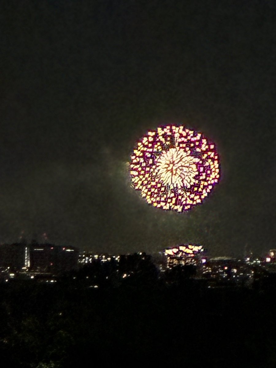 eri13coza's tweet photo. 花火🎇見えた^ - ^

多摩川 https://t.co/d9q35Z3JbN