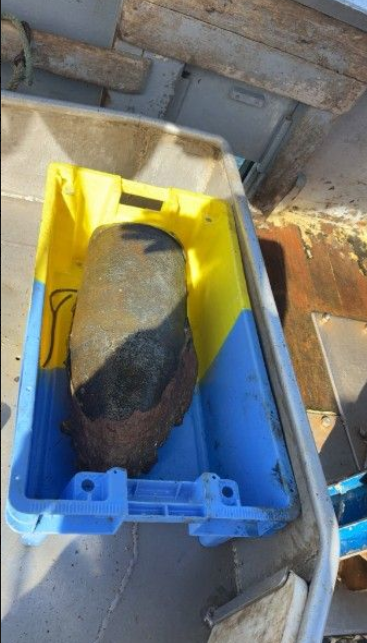 premar_ceclant's tweet photo. #Premar le 2/10, #CROSS A Etel est alerté  de la découverte d’un obus.
la suite :↩️
https://t.co/deTWsJgnVg
En cas de découverte d'un obus ou d'une munition historique en mer ou sur le littoral, 
📱contactez le 196 
☎️ ou le canal 16 de votre VHF
⚠️Ne touchez pas la munition. https://t.co/0reDFTlaJF