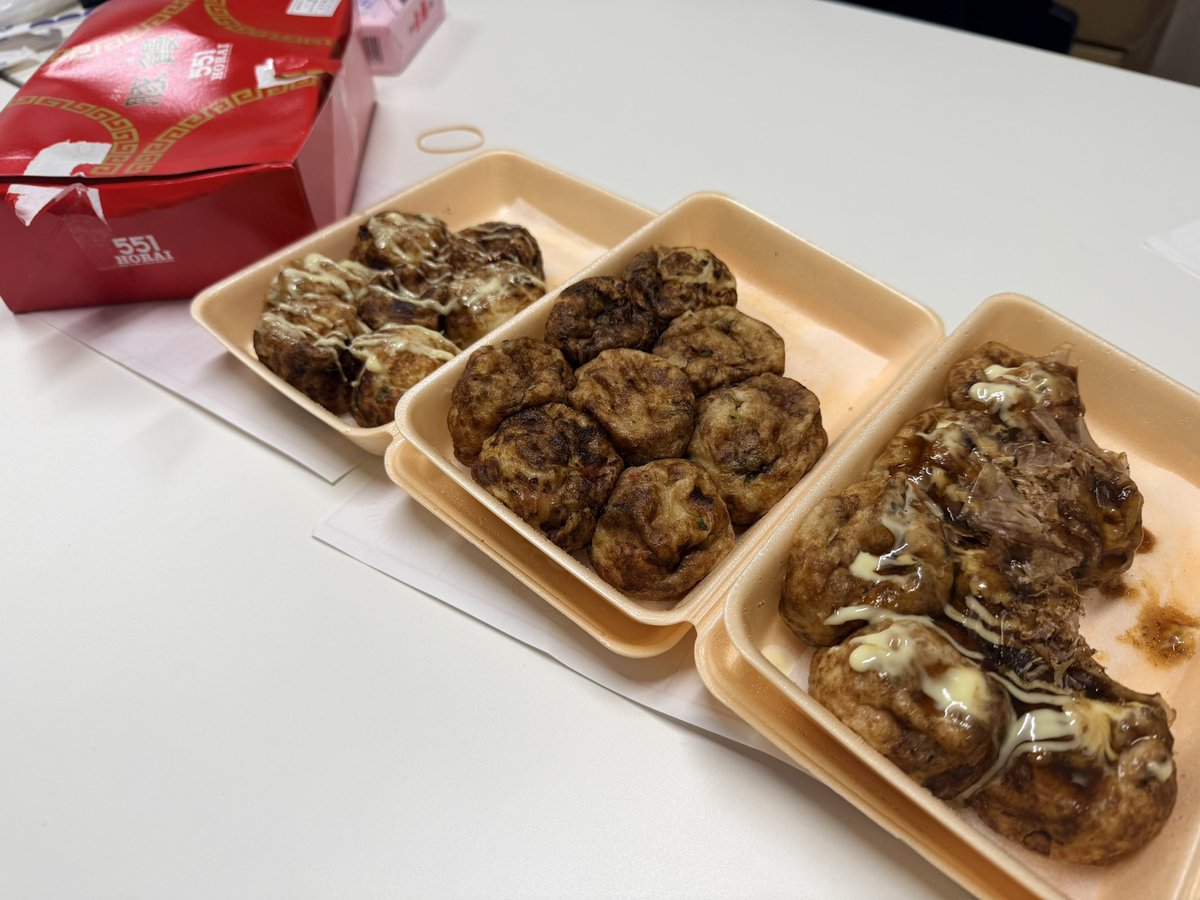 kashu_toshiki's tweet photo. 大阪、たこ焼き、なんでやねん。
ただいま🐙軽食食べてお待ちしてます。 https://t.co/tlehjRJfuN