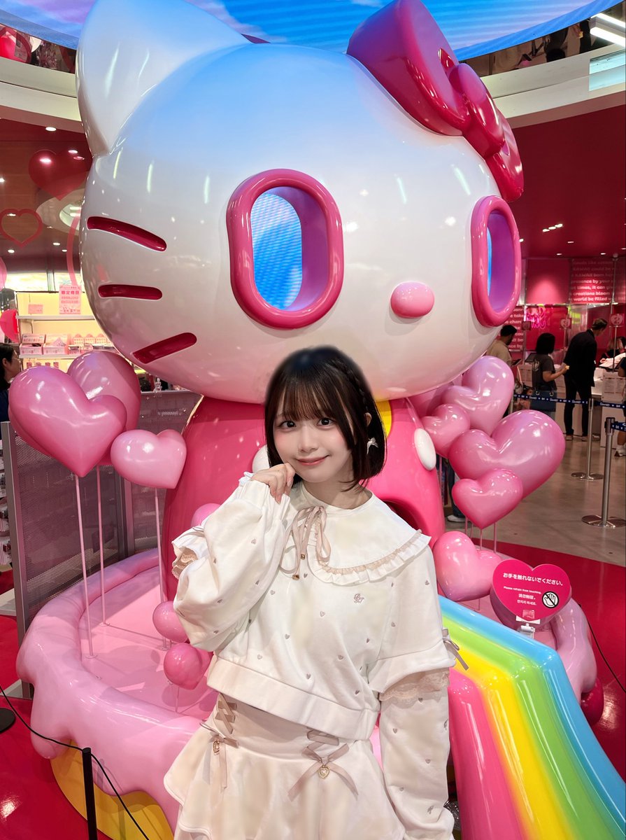 sui_Kitty_z's tweet photo. おっきなキティちゃんに会えてごきげんねこ🐱🎀 https://t.co/0Xj6g4SNHR
