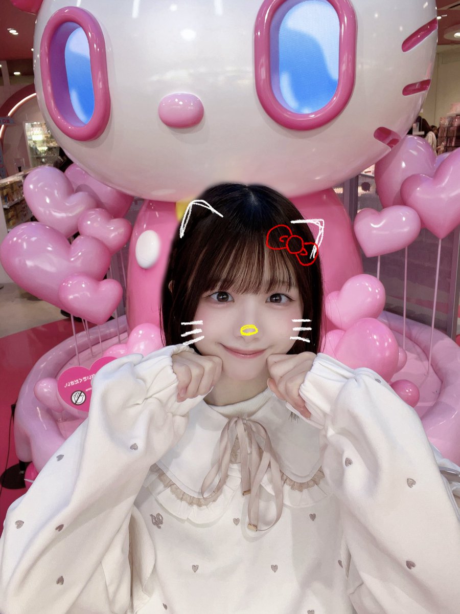 sui_Kitty_z's tweet photo. おっきなキティちゃんに会えてごきげんねこ🐱🎀 https://t.co/0Xj6g4SNHR