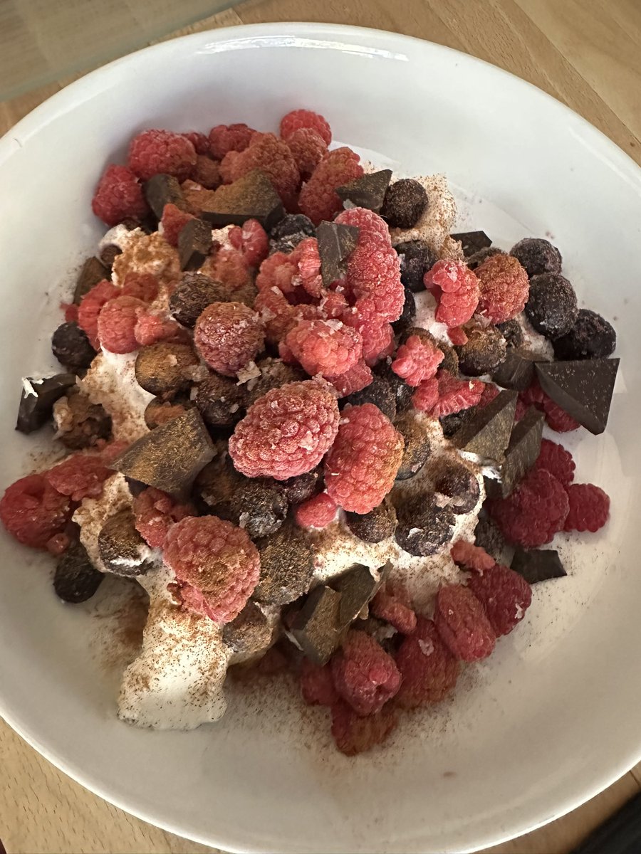 CoachFHM's tweet photo. Some of the most satiating meals on a cut.

Been hammering these over the last few weeks since being back in UK.

1) 0% fat greek/skyr yoghurt with berries (skyr or fage are elite)

2) Oatmeal/Whey & berries 

3) Chicken breast with air fried potatoes/pumpkin/butternut squash 

4) Low fat smoked salmon with rice cakes & veggies 

Can’t go wrong.