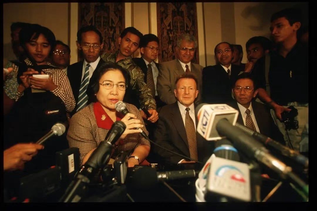 KakekHalal's tweet photo. IMF mencoba melobi Megawati seminggu setelah Soeharto mengundurkan diri dari jabatan Presiden RI.
Tak tanggung-tanggung, yang datang menemui Megawati adalah Direktur IMF untuk Asia-Pasifik bernama Hubert Neis.
Pertemuan berlangsung di Hotel Hyatt Jakarta.
Agar tidak menimbulkan spekulasi publik karena bertemu IMF, Megawati mengundang media & melakukan konferensi pers terbuka terkait pertemuan itu
28 Mei 1998.
Saat itu Megawati belum menjabat jabatan publik apa pun tapi dunia Barat mulai meliriknya sebagai pemimpin Indonesia paling potensial.
Direktur IMF meminta komitmen Megawati untuk agar kelak bila ia terpilih Presiden, kerjasama bisa terus dilanjutkan.
Megawati tak menjanjikan apa-apa.
Apalagi Indonesia telah punya utang 43 miliar dolar melalui kesepakatan Letter of Intern (LoI) yang diteken Presiden Soeharto di tahun 1997 & tahun 1998.
Skema pemulihan ekonomi pun dipresentasikan dihadapan Megawati.
Megawati secara verbatim bilang skema IMF tidak cocok diterapkan di Indonesia.
Terbukti skema ekonomi yang dijalankan IMF membawa kehancuran bagi Indonesia, ibarat dokter yang salah memberikan diagnosis & obat pada pasiennya.
Megawati melihat masalah ekonomi Indonesia keliru bila hanya dilihat dari kacamata Barat.
Menurut Megawati, pemulihan ekonomi Indonesia idealnya melalui kolaborasi langkah-langkah ekonomi & politik.
Tiga tahun setelah pertemuan itu, Megawati di tahun 2001 naik menjadi Presiden RI.
Megawati selanjutnya memimpin pemulihan ekonomi Indonesia dengan membayar hutang luar negeri, melakukan konsolidasi fiskal, penguatan institusi ekonomi, desentralisasi, perbaikan iklim & investasi.
Hasilnya ekonomi Indonesia tumbuh dari 3 persen menjadi 5 persen.
Rupiah menguat dari 10.900 per dolar menjadi 8.900 rupiah per dolar.
Angka hutang luar negeri terhadap PDB Indonesia turun dari 77 persen menjadi 54 persen.
Megawati selanjutnya melakukan pelembagaan hukum demi tata kelola pemerintahan yang lebih baik & profesional.
Pendirian KPK, MK, KY hingga pemisahan TNI/Polri menjadi warisan fenomenal dari Megawati.
Megawati meletakkan dasar pemulihan ekonomi Indonesia.
Puncaknya di tahun 2003, Megawati menghentikan kerjasama dengan IMF.