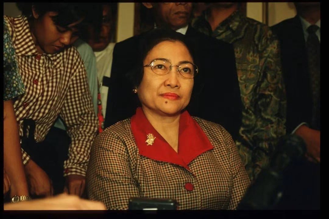 KakekHalal's tweet photo. IMF mencoba melobi Megawati seminggu setelah Soeharto mengundurkan diri dari jabatan Presiden RI.
Tak tanggung-tanggung, yang datang menemui Megawati adalah Direktur IMF untuk Asia-Pasifik bernama Hubert Neis.
Pertemuan berlangsung di Hotel Hyatt Jakarta.
Agar tidak menimbulkan spekulasi publik karena bertemu IMF, Megawati mengundang media & melakukan konferensi pers terbuka terkait pertemuan itu
28 Mei 1998.
Saat itu Megawati belum menjabat jabatan publik apa pun tapi dunia Barat mulai meliriknya sebagai pemimpin Indonesia paling potensial.
Direktur IMF meminta komitmen Megawati untuk agar kelak bila ia terpilih Presiden, kerjasama bisa terus dilanjutkan.
Megawati tak menjanjikan apa-apa.
Apalagi Indonesia telah punya utang 43 miliar dolar melalui kesepakatan Letter of Intern (LoI) yang diteken Presiden Soeharto di tahun 1997 & tahun 1998.
Skema pemulihan ekonomi pun dipresentasikan dihadapan Megawati.
Megawati secara verbatim bilang skema IMF tidak cocok diterapkan di Indonesia.
Terbukti skema ekonomi yang dijalankan IMF membawa kehancuran bagi Indonesia, ibarat dokter yang salah memberikan diagnosis & obat pada pasiennya.
Megawati melihat masalah ekonomi Indonesia keliru bila hanya dilihat dari kacamata Barat.
Menurut Megawati, pemulihan ekonomi Indonesia idealnya melalui kolaborasi langkah-langkah ekonomi & politik.
Tiga tahun setelah pertemuan itu, Megawati di tahun 2001 naik menjadi Presiden RI.
Megawati selanjutnya memimpin pemulihan ekonomi Indonesia dengan membayar hutang luar negeri, melakukan konsolidasi fiskal, penguatan institusi ekonomi, desentralisasi, perbaikan iklim & investasi.
Hasilnya ekonomi Indonesia tumbuh dari 3 persen menjadi 5 persen.
Rupiah menguat dari 10.900 per dolar menjadi 8.900 rupiah per dolar.
Angka hutang luar negeri terhadap PDB Indonesia turun dari 77 persen menjadi 54 persen.
Megawati selanjutnya melakukan pelembagaan hukum demi tata kelola pemerintahan yang lebih baik & profesional.
Pendirian KPK, MK, KY hingga pemisahan TNI/Polri menjadi warisan fenomenal dari Megawati.
Megawati meletakkan dasar pemulihan ekonomi Indonesia.
Puncaknya di tahun 2003, Megawati menghentikan kerjasama dengan IMF.