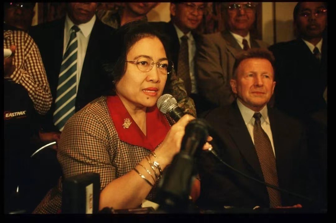 KakekHalal's tweet photo. IMF mencoba melobi Megawati seminggu setelah Soeharto mengundurkan diri dari jabatan Presiden RI.
Tak tanggung-tanggung, yang datang menemui Megawati adalah Direktur IMF untuk Asia-Pasifik bernama Hubert Neis.
Pertemuan berlangsung di Hotel Hyatt Jakarta.
Agar tidak menimbulkan spekulasi publik karena bertemu IMF, Megawati mengundang media & melakukan konferensi pers terbuka terkait pertemuan itu
28 Mei 1998.
Saat itu Megawati belum menjabat jabatan publik apa pun tapi dunia Barat mulai meliriknya sebagai pemimpin Indonesia paling potensial.
Direktur IMF meminta komitmen Megawati untuk agar kelak bila ia terpilih Presiden, kerjasama bisa terus dilanjutkan.
Megawati tak menjanjikan apa-apa.
Apalagi Indonesia telah punya utang 43 miliar dolar melalui kesepakatan Letter of Intern (LoI) yang diteken Presiden Soeharto di tahun 1997 & tahun 1998.
Skema pemulihan ekonomi pun dipresentasikan dihadapan Megawati.
Megawati secara verbatim bilang skema IMF tidak cocok diterapkan di Indonesia.
Terbukti skema ekonomi yang dijalankan IMF membawa kehancuran bagi Indonesia, ibarat dokter yang salah memberikan diagnosis & obat pada pasiennya.
Megawati melihat masalah ekonomi Indonesia keliru bila hanya dilihat dari kacamata Barat.
Menurut Megawati, pemulihan ekonomi Indonesia idealnya melalui kolaborasi langkah-langkah ekonomi & politik.
Tiga tahun setelah pertemuan itu, Megawati di tahun 2001 naik menjadi Presiden RI.
Megawati selanjutnya memimpin pemulihan ekonomi Indonesia dengan membayar hutang luar negeri, melakukan konsolidasi fiskal, penguatan institusi ekonomi, desentralisasi, perbaikan iklim & investasi.
Hasilnya ekonomi Indonesia tumbuh dari 3 persen menjadi 5 persen.
Rupiah menguat dari 10.900 per dolar menjadi 8.900 rupiah per dolar.
Angka hutang luar negeri terhadap PDB Indonesia turun dari 77 persen menjadi 54 persen.
Megawati selanjutnya melakukan pelembagaan hukum demi tata kelola pemerintahan yang lebih baik & profesional.
Pendirian KPK, MK, KY hingga pemisahan TNI/Polri menjadi warisan fenomenal dari Megawati.
Megawati meletakkan dasar pemulihan ekonomi Indonesia.
Puncaknya di tahun 2003, Megawati menghentikan kerjasama dengan IMF.