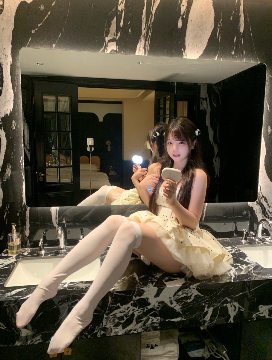 dorothy82ft2's tweet photo. 刚回到房间拍了点相片

有哥哥要来锐评我的福嘛🫣                                             

心情不好来Ｘ发泄

真没有🚪  流言11我真的给呀 https://t.co/9Zok2uPgdu