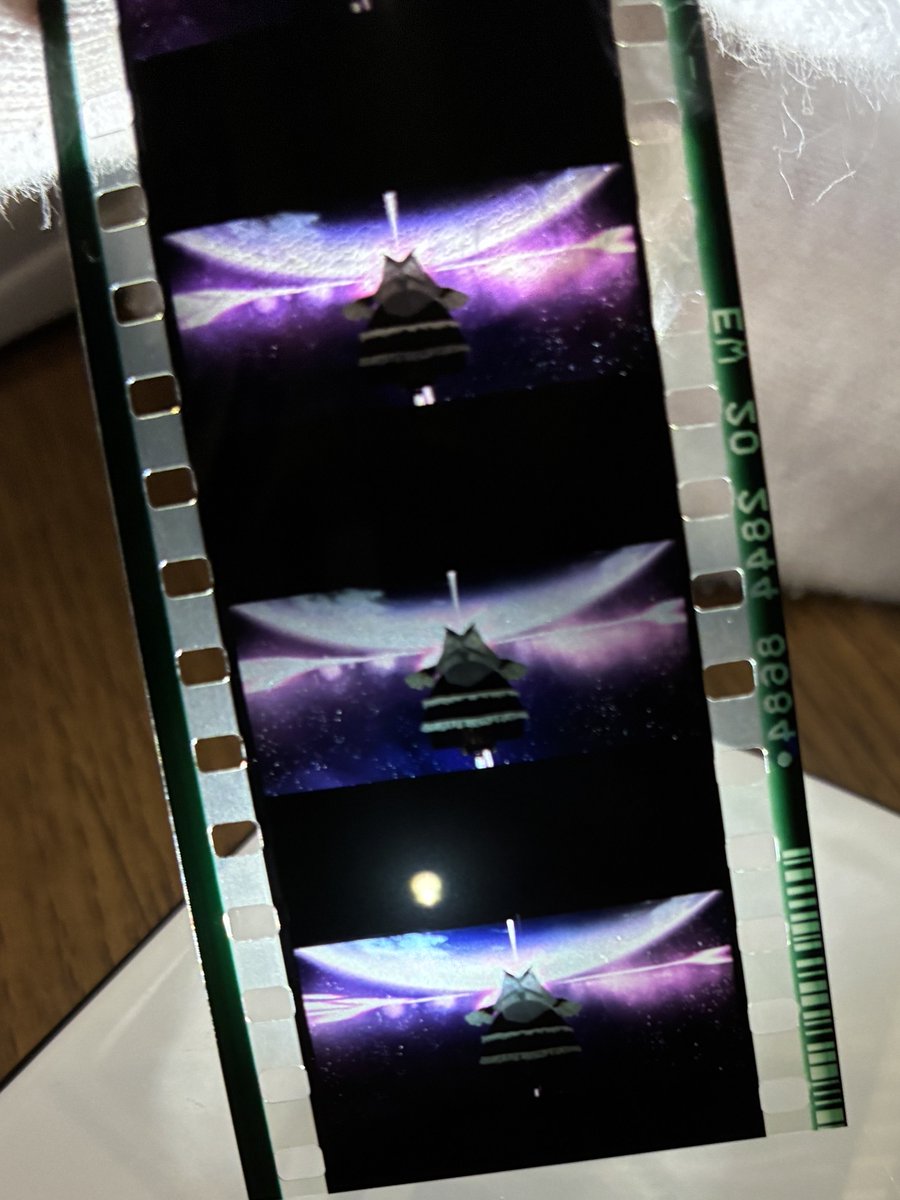 udonko1357's tweet photo. 特典コマフィルム、貰ってすぐチラ見して、人の顔写ってないからクソフィルム選手権出場か？と思ったら、明かりを当てないとわからないくらい暗いけど、ワルプルギスの夜だった
実質魔法少女だから当たりです
（でも本当にワルプルギスの夜の見た目は好きだったりする） https://t.co/SLU9uBxYN4