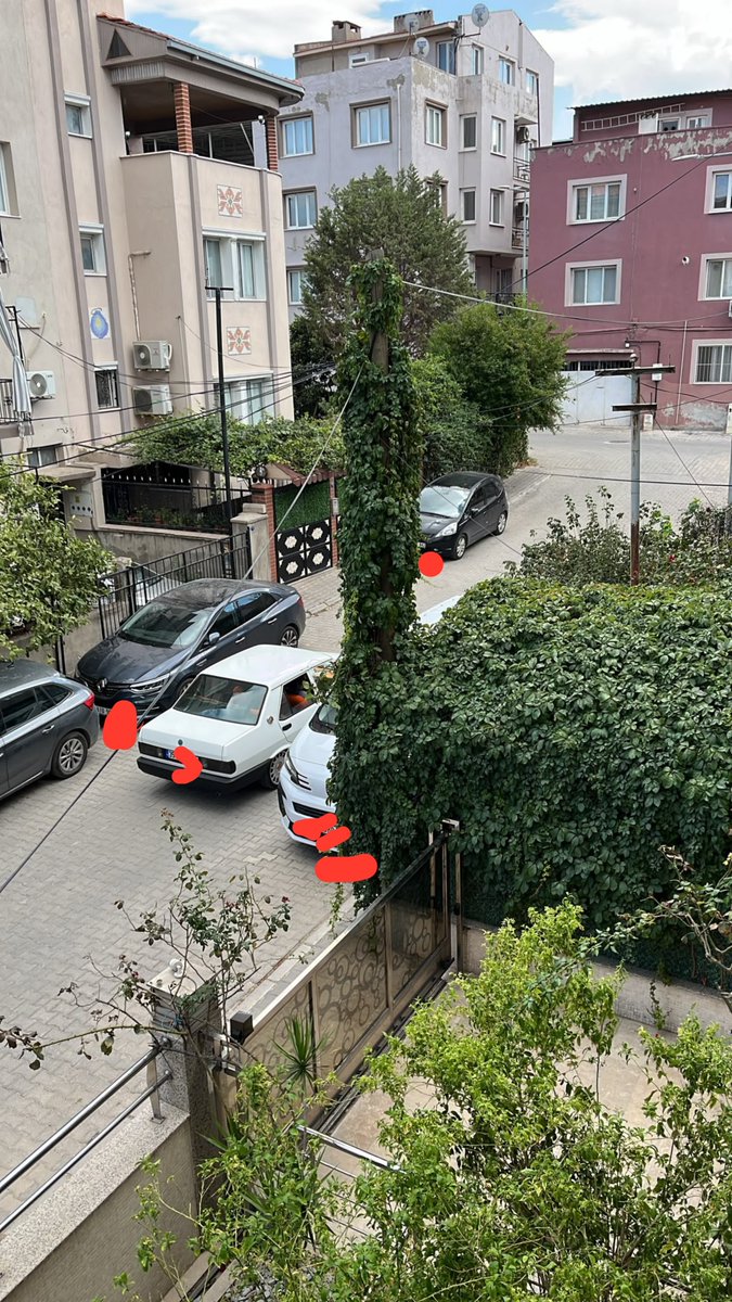 gor_ismail's tweet photo. @TurkTelekom Bu gördüğünüz yer Hindistan ya da Bangladeş değil İzmirin göbeği Bornovadaki Gaziosmanpaşa mahallesi ve yıllardır fiber alt yapı beklenen bir bölge gördüğünüz gibi örümcek ağına döndü direk ne zaman yatırım yapacaksınız ? Siz ki ne kırsal bölgelere ne yüksek yerlere+ https://t.co/CMCsWnA8w6