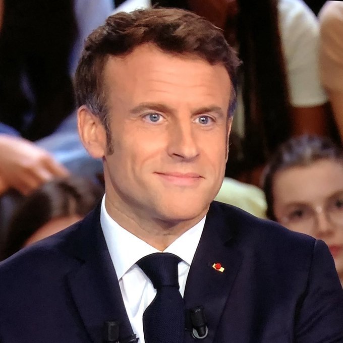 DEYCatherine1's tweet photo. @lallier_michel @EmmanuelMacron @Brigitte1eDame Bonjour Michel bon samedi à toi aussi merci gros bisous ���
Bonjour Monsieur le Président de la République @EmmanuelMacron 👍👏❤️ bonjour Mme Brigitte Macron @Brigitte1eDame 💐💞 #AveclrPresident #TAEM #AvecvousPresident notre Président courage 💪 https://t.co/tBZomXhYKb