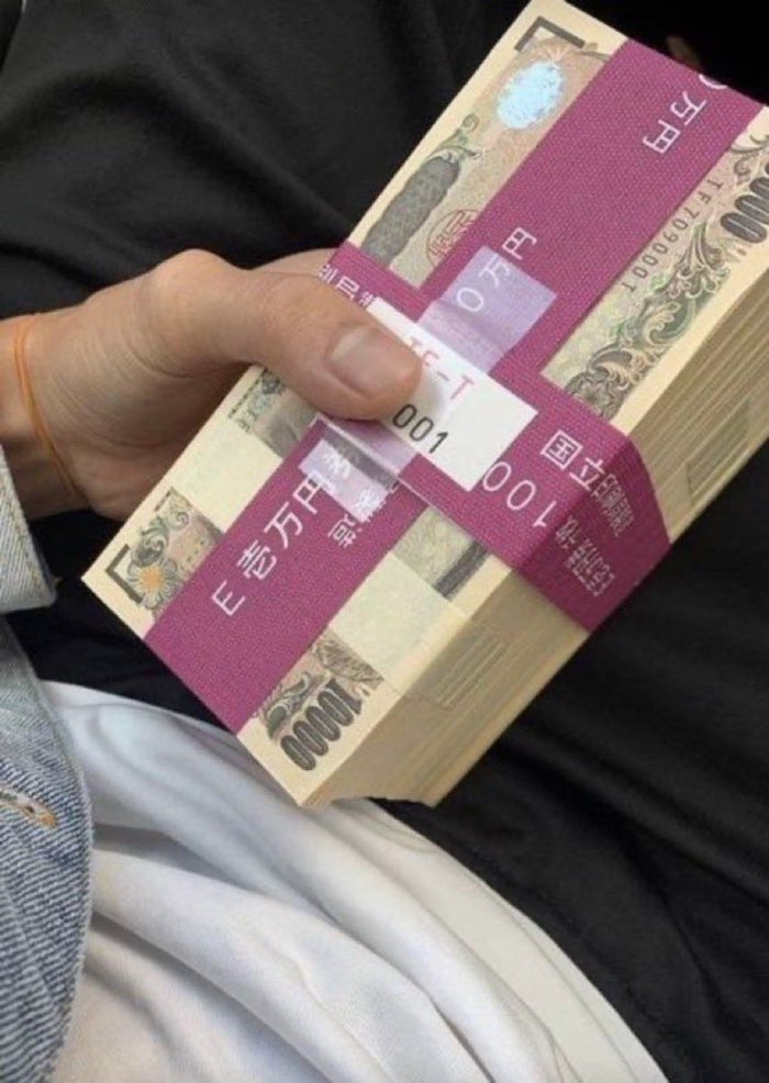 8uukf's tweet photo. もし今日、500万円が突然あなたの口座に入ったら…💴

生活は楽になると思いますか？

① はい、かなり楽になる
② いいえ、あまり変わらない https://t.co/QvEnWaJsNv