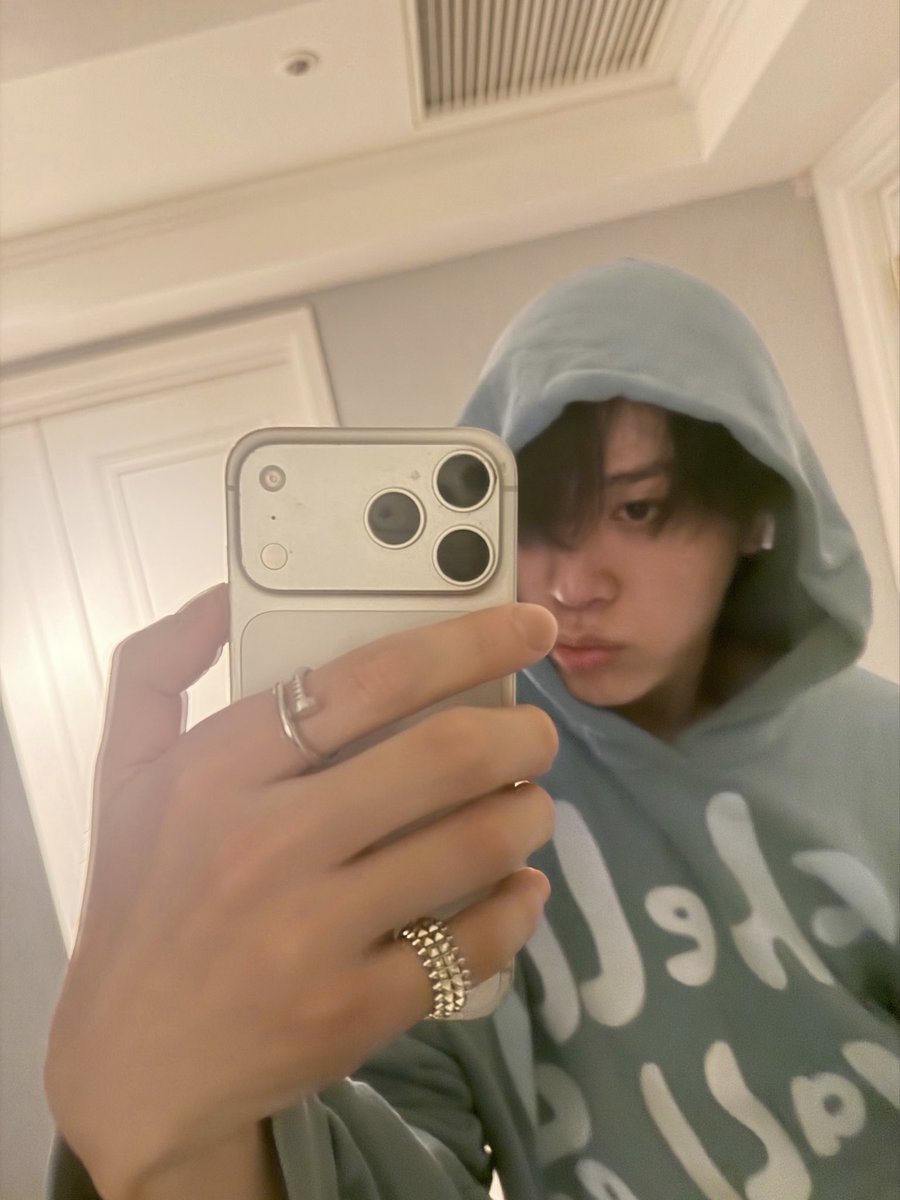 _xjvli's tweet photo. 260907🐮wv 
ジョンファンがつけてるのCartierのジュストアンクル スモールモデルかな？
🔗 https://t.co/qmAogWCvxB
#손민수템 https://t.co/ghC855tb8S